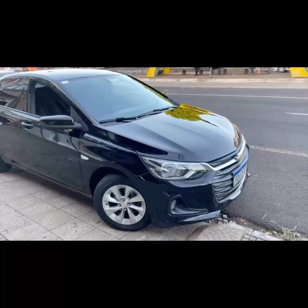 Chevrolet Onix azul com pintura brilhante, em registro da Renovo